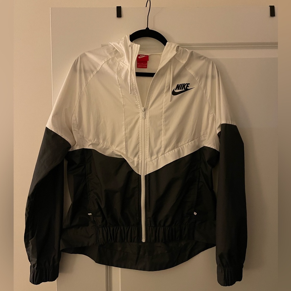 Nike Black and White Run Windbreaker Jacket Size Medium